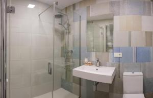 y baño con lavabo, ducha y aseo. en Zafiro Flat by Serendipia Turismo, en Santiago de Compostela
