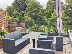 un patio avec des chaises et une table sur une terrasse dans l'établissement Belle Maison de 5 pièces (150 m²), à Sceaux