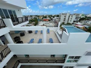 - une vue depuis le balcon d'un immeuble avec piscine dans l'établissement WINDAY HOTEL - Cerca 5a Avenida, à Playa del Carmen