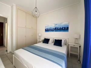 Posteľ alebo postele v izbe v ubytovaní Cozy Apartment in Skala Fourkas,2 BR, 100m/Beach
