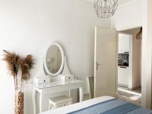 Posteľ alebo postele v izbe v ubytovaní Cozy Apartment in Skala Fourkas,2 BR, 100m/Beach