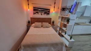 um quarto com uma cama num quarto com uma cozinha em Vivienda Turística Playa El Portil em El Portil