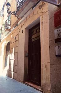 una puerta negra en el lateral de un edificio en CHIC e CLASSIC, en Alicante