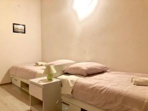 Postel nebo postele na pokoji v ubytování Nar Apartment
