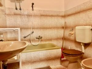 Nar Apartment tesisinde bir banyo