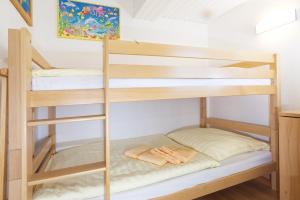 Zimmer mit Etagenbett und 2 Etagenbetten in einem Zimmer in der Unterkunft Frauenpreiß Ferienwohnungen in Cuxhaven