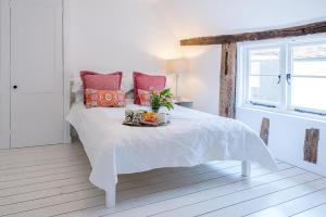 een wit bed met een fruitschaal erop bij Hall Cottage Woodbridge Air Manage Suffolk in Woodbridge