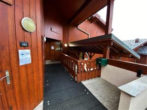 an entrance to a building with a wooden wall at Appartement Les Menuires, 5 pièces, 8 personnes - FR-1-452-94 in Les Menuires