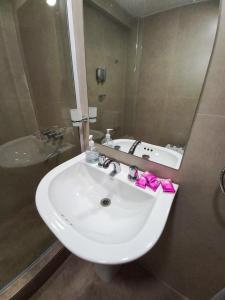 a white sink in a bathroom with a mirror at Departamento Alberdi in San Pedro de Jujuy