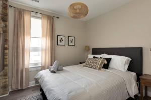 sypialnia z dużym łóżkiem i oknem w obiekcie Casa Hotels w mieście Toronto