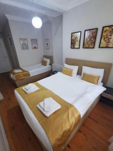 Un dormitorio con una gran cama blanca y un sofá. en Konut Wooden House, en Estambul
