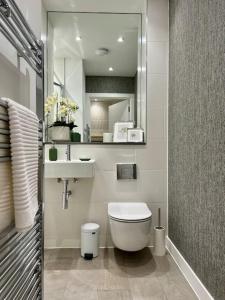 Et badeværelse på Cosy, modern 1-bed apartment in Bath's iconic centre