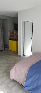 - une chambre avec un lit et une porte jaune dans l'établissement Studio Cosi idéalement placé Au Cœur de Ville, à Bourges