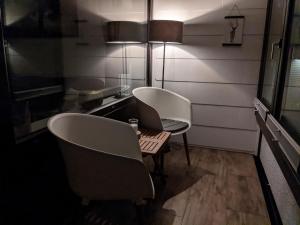 duas cadeiras e uma mesa num quarto em Harzbude em Braunlage