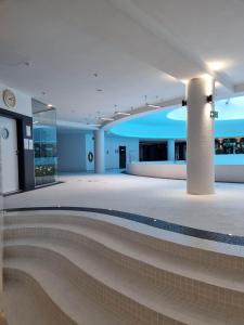 een grote lege kamer met een lege dansvloer bij JBHotels Apartament Premium Hanza Tower in Szczecin