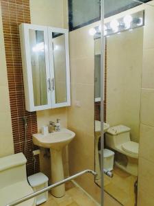 y baño con lavabo, aseo y ducha. en Spacious 2-Bedroom Condo in Bellavista, Guayaquil en Guayaquil