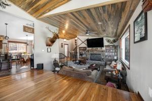 sala de estar con techo de madera y chimenea en Whitegate Lodge en Piedmont