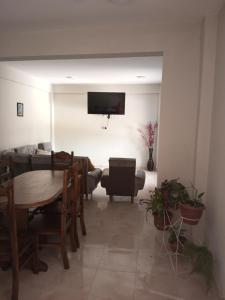 sala de estar con mesa y TV en Cómo en casa, en Tarija