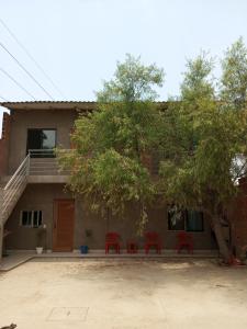 una casa con sillas rojas delante en Cómo en casa, en Tarija
