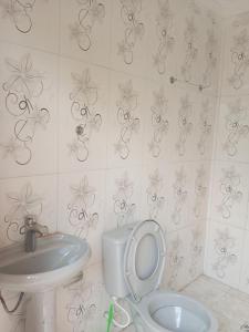 a bathroom with a toilet and a sink at Cómo en casa in Tarija