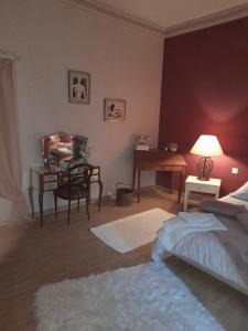Postel nebo postele na pokoji v ubytování chambre du jura