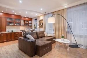 ein Wohnzimmer mit einem Sofa und einem Tisch in der Unterkunft Baltic Amber in Diplomatic District & Free Parking in Riga