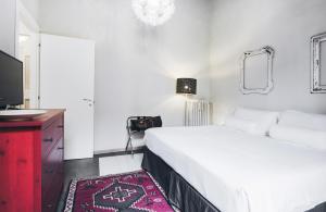 ボローニャにあるResidenza Begattoのベッドルーム(白いベッド1台、赤いドレッサー付)