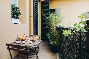 einen Tisch mit Obst auf der Terrasse in der Unterkunft Residenza Begatto in Bologna