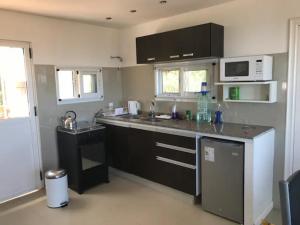a kitchen with a counter top and a microwave at Nuestros Nietos in Sauce de Portezuelo