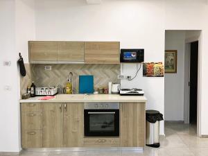 eine Küche mit einer Spüle und einer Arbeitsplatte in der Unterkunft A cozy 2bdrm home in Wadi-Nisnas Haifa in Haifa