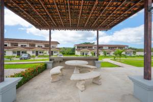 Foto de la galería de Retreat at Condo Jacarandas 15 Pool and Gated Security en Tamarindo