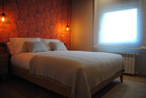 A bed or beds in a room at Hotel a Ecogranxa