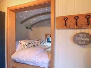 Spiegelreflexion eines Bettes in einem Schlafzimmer in der Unterkunft Lillie's Shepherds Hut in Nottingham