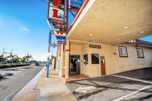 una tienda al lado de una calle en Geneva Motel, en Inglewood