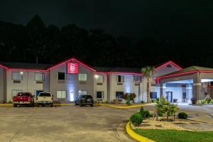un hotel de noche con coches estacionados en un estacionamiento en Red Roof Inn & Suites Carrollton, GA - West Georgia, en Carrollton