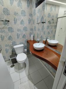 uma casa de banho com WC e 2 lavatórios em Luxuoso BEIRA-MAR duas suítes em Maceió