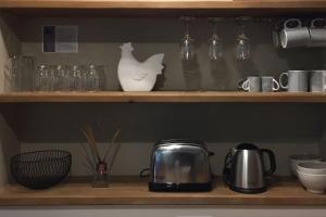 een keukenplank met glazen en een broodrooster en kopjes bij Studio Portus Veneris, proche criques et Collioure in Port-Vendres