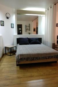 een slaapkamer met een groot bed en een tafel bij Studio Portus Veneris, proche criques et Collioure in Port-Vendres