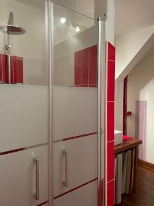 een badkamer met een douche met rode en witte muren bij Studio Portus Veneris, proche criques et Collioure in Port-Vendres
