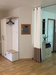 een kamer met een tv en een dressoir en een gordijn bij Studio Portus Veneris, proche criques et Collioure in Port-Vendres