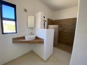 La salle de bains est pourvue d'un lavabo et d'une douche. dans l'établissement Villa Paraíso, à La Ventana
