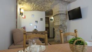 comedor con mesa y pared de piedra en Casa Rural Pepe el Tranquilo, en Alcalá del Júcar