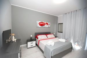 sypialnia z łóżkiem z czerwoną kołdrą w obiekcie Appartamento Copernico w Weronie