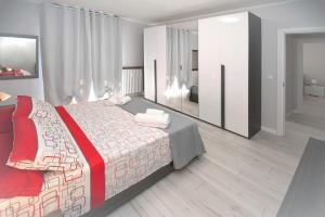 Łóżko lub łóżka w pokoju w obiekcie Appartamento Copernico