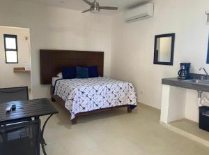 - une chambre avec un lit et un lavabo dans l'établissement Villa Paraíso, à La Ventana