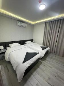 - une chambre avec 2 lits jumeaux et une fenêtre dans l'établissement privet (34)near downtown kh&sh, à Ash Shumaysānī
