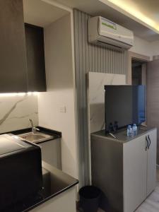 Il comprend une petite cuisine équipée d'un réfrigérateur et d'une télévision. dans l'établissement privet (34)near downtown kh&sh, à Ash Shumaysānī