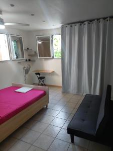 1 dormitorio con 1 cama y 1 sofá en una habitación en lam en Baie Mahault