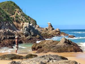 Un uomo in piedi su una spiaggia vicino all'oceano di Camino al Mar a Ipala