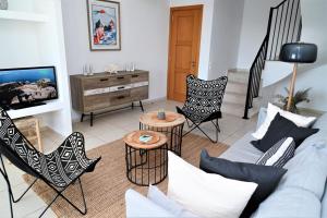 TV a/nebo společenská místnost v ubytování Villa Vitabel sea view in Lindos
